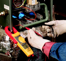 使用多功能鉗形表測試電壓。