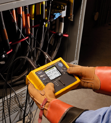 在電力進(jìn)線處連接一臺(tái)電能記錄儀，以進(jìn)行為期 30 天的負(fù)載研究。